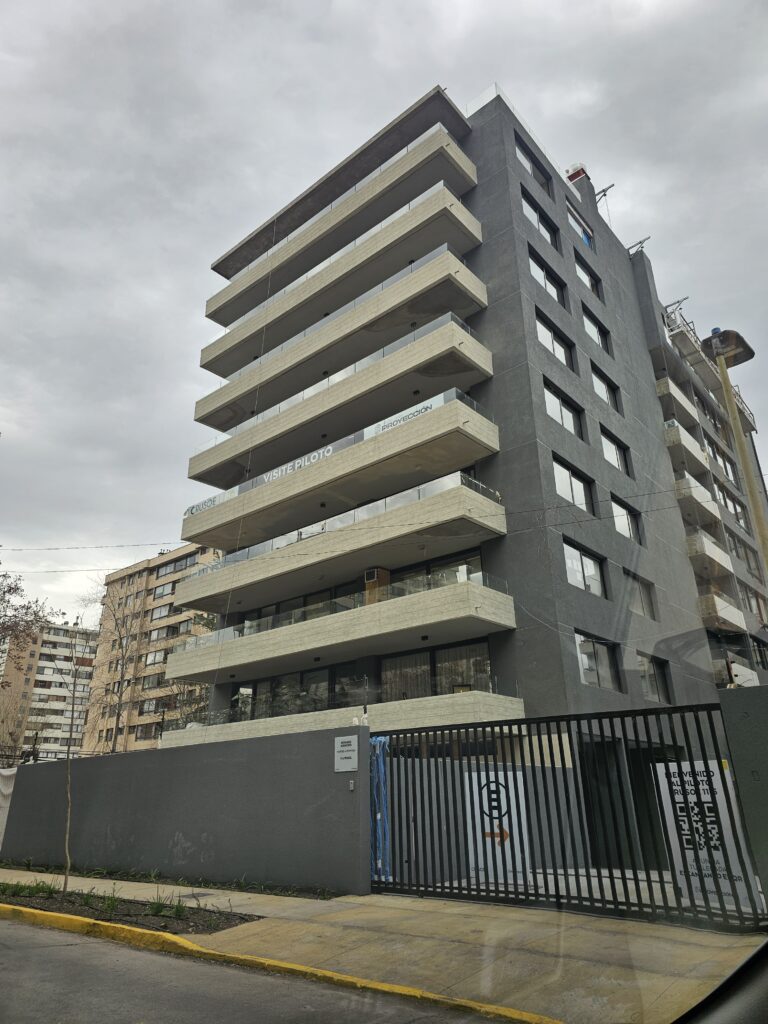 fachada edificio crusoe las condes avance de obra