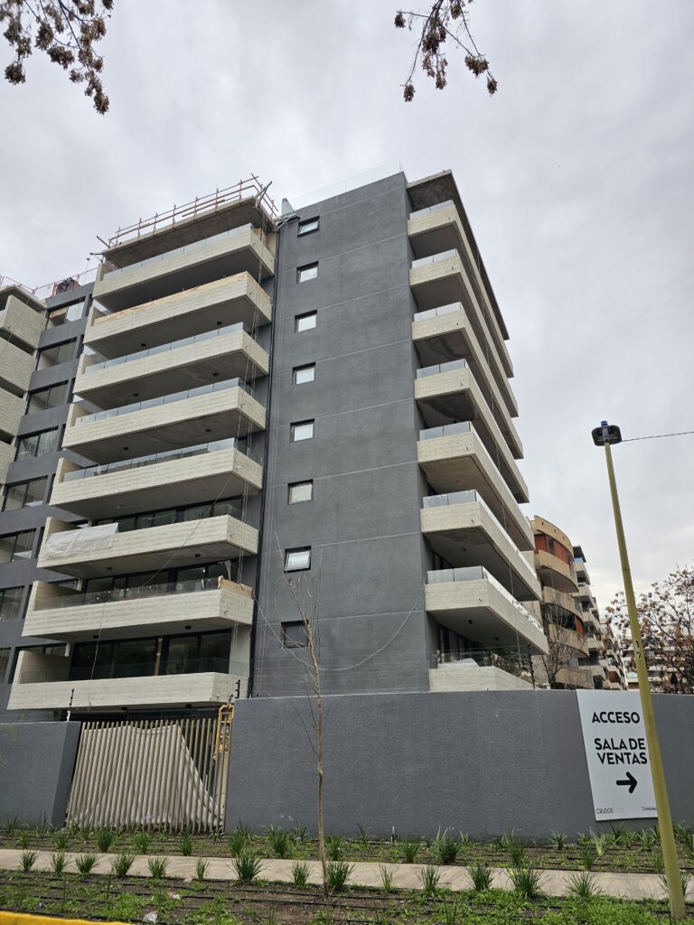 fachada edificio crusoe las condes avance de obra