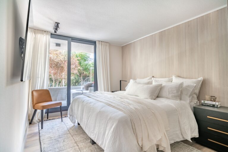 dormitorio depto piloto Crusoe las condes