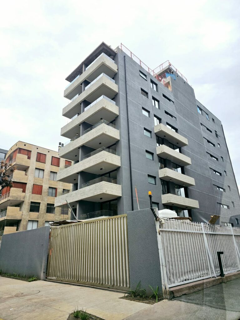 fachada edificio crusoe las condes avance de obra